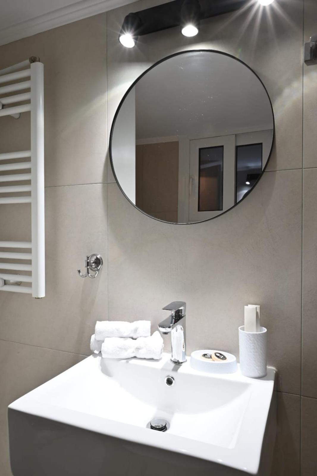 Modern Two Bedroom Apartment At Koukaki アテネ エクステリア 写真